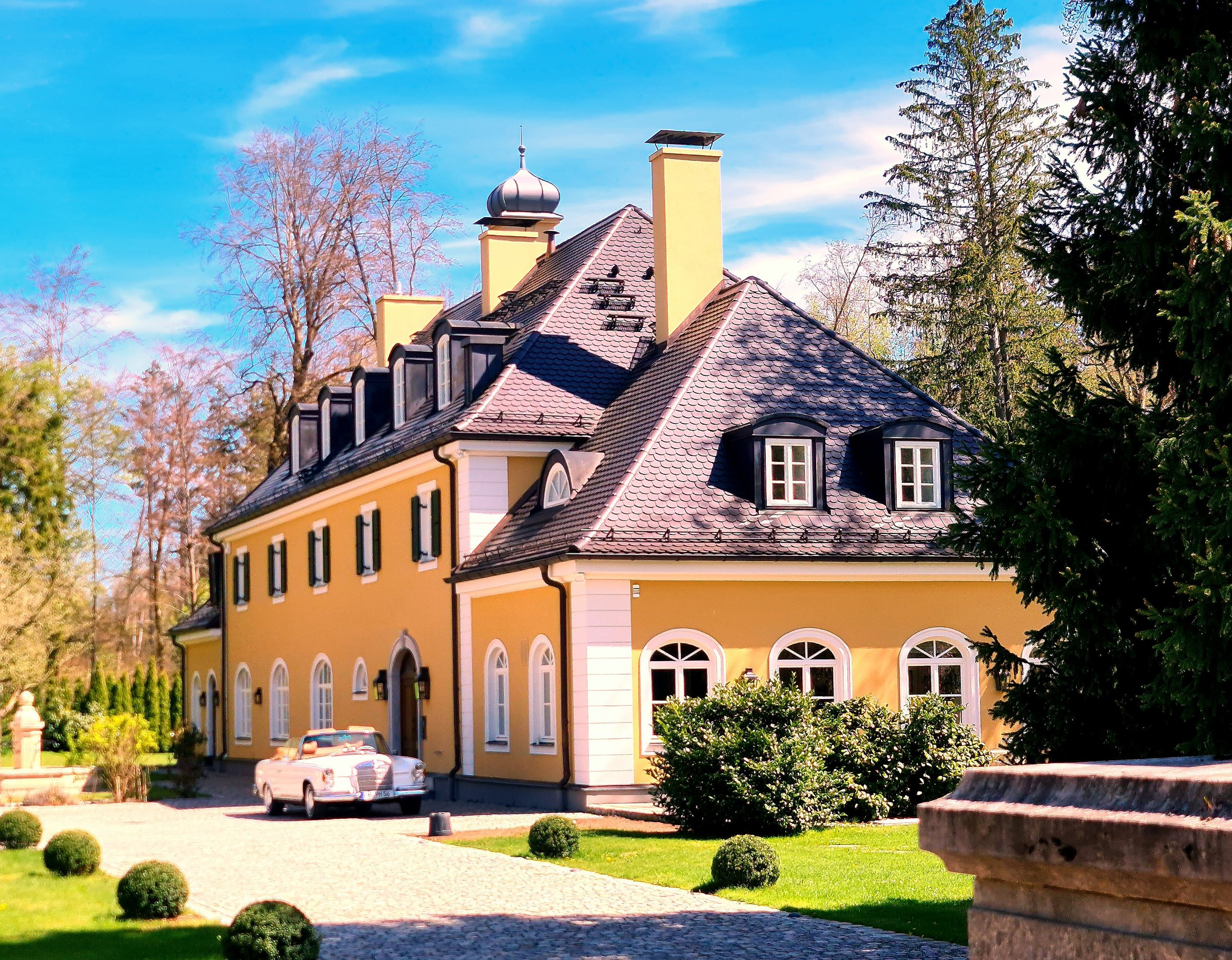 Beispiel: Villa in Grünwald-Geiselgasteig bei München, echte Außenansicht