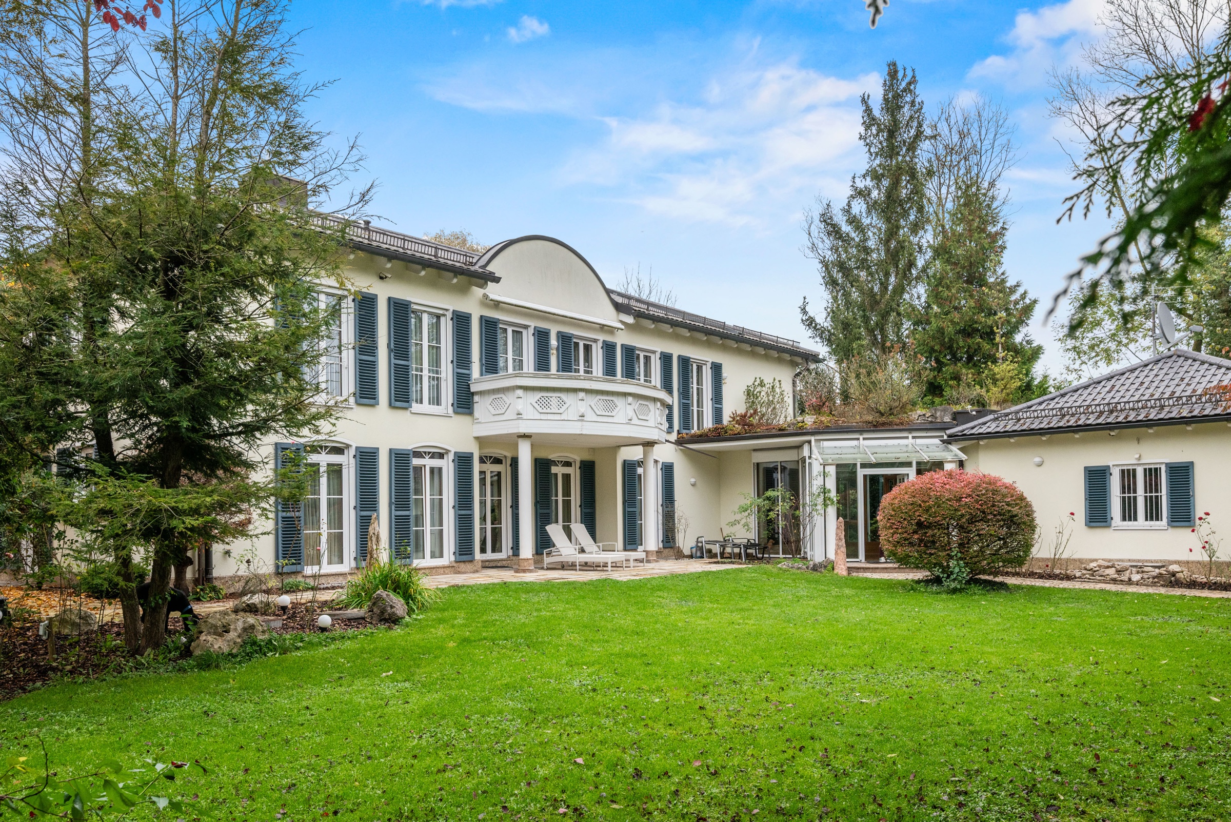 Repräsentative Villa mit Garten und klassischer Fassade
