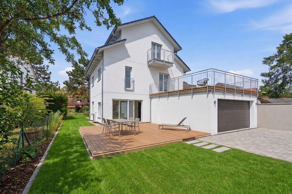 Garten und Terrasse der Neubau-Doppelhaushälfte Sperlingweg 6 in München-Milbertshofen